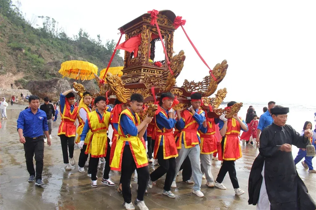 Lễ rước bài vị từ đền ra chân núi Quy Lĩnh