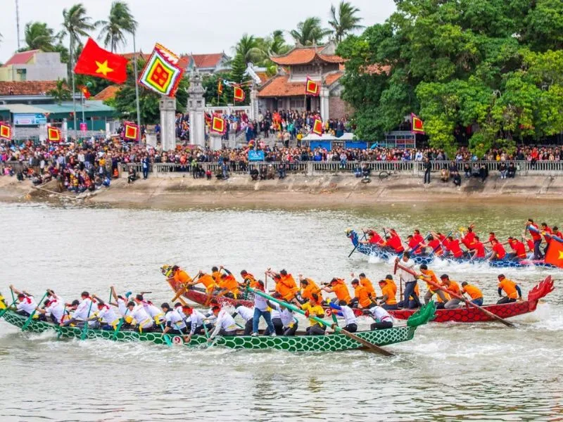 Đua thuyền truyền thống Lễ hội đền Cờn
