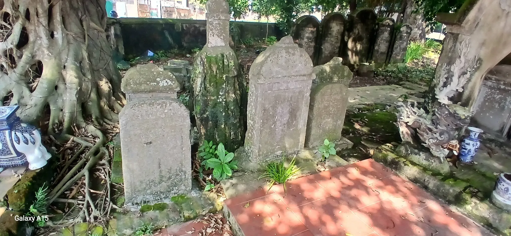 Bia đá trong đình làng Tiên Lữ