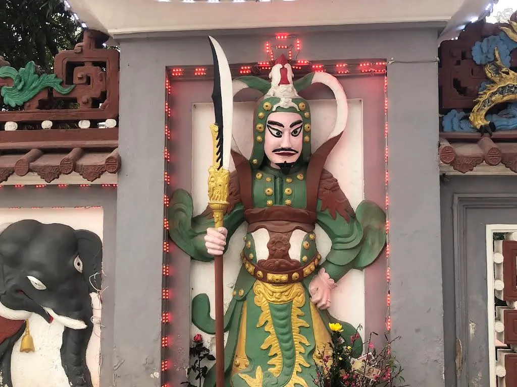 Không gian cảnh quan bên ngoài Miếu Mậu Lương