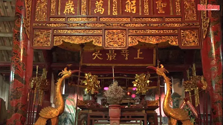 Ban thờ bên trong Đình Am