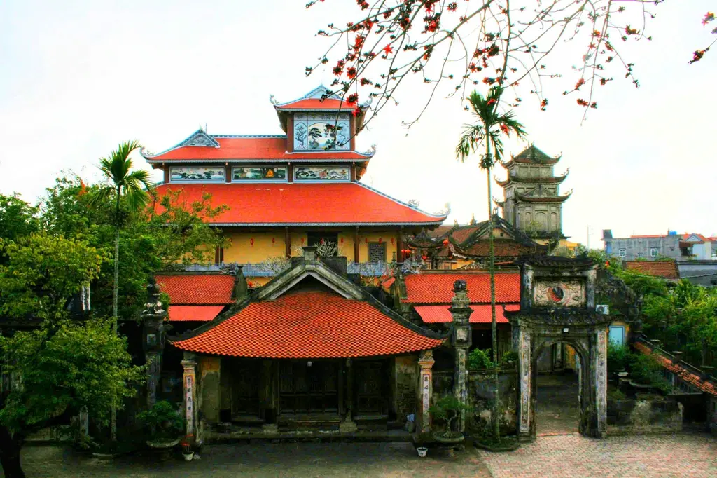 Cổng miếu thành hoàng làng trong khu Di Tích Hoành Nha nhìn từ trong ra