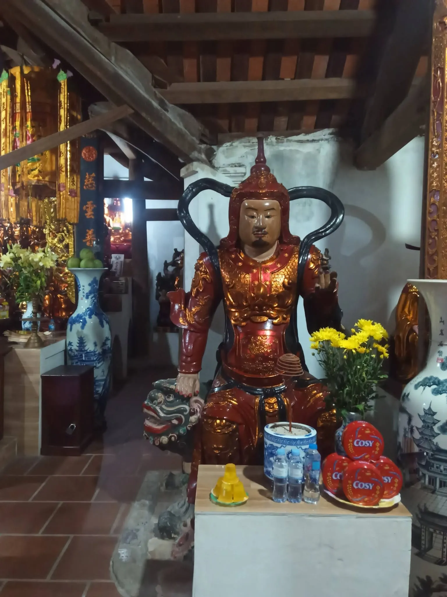 Ban thờ trong chùa Hoàng Kim.