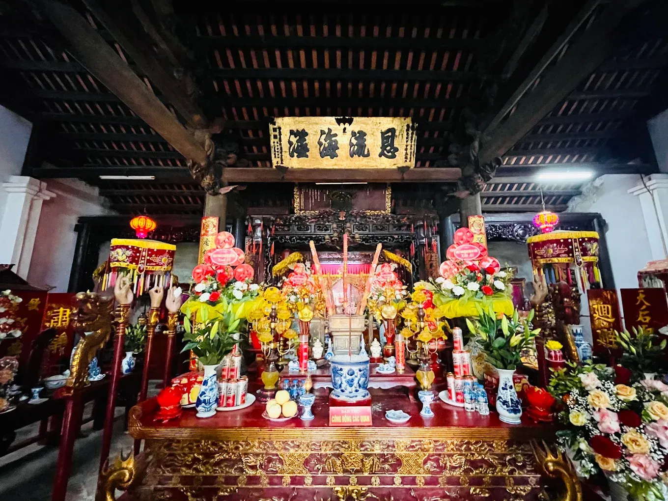 Ban thờ chính đền Thiên Hậu