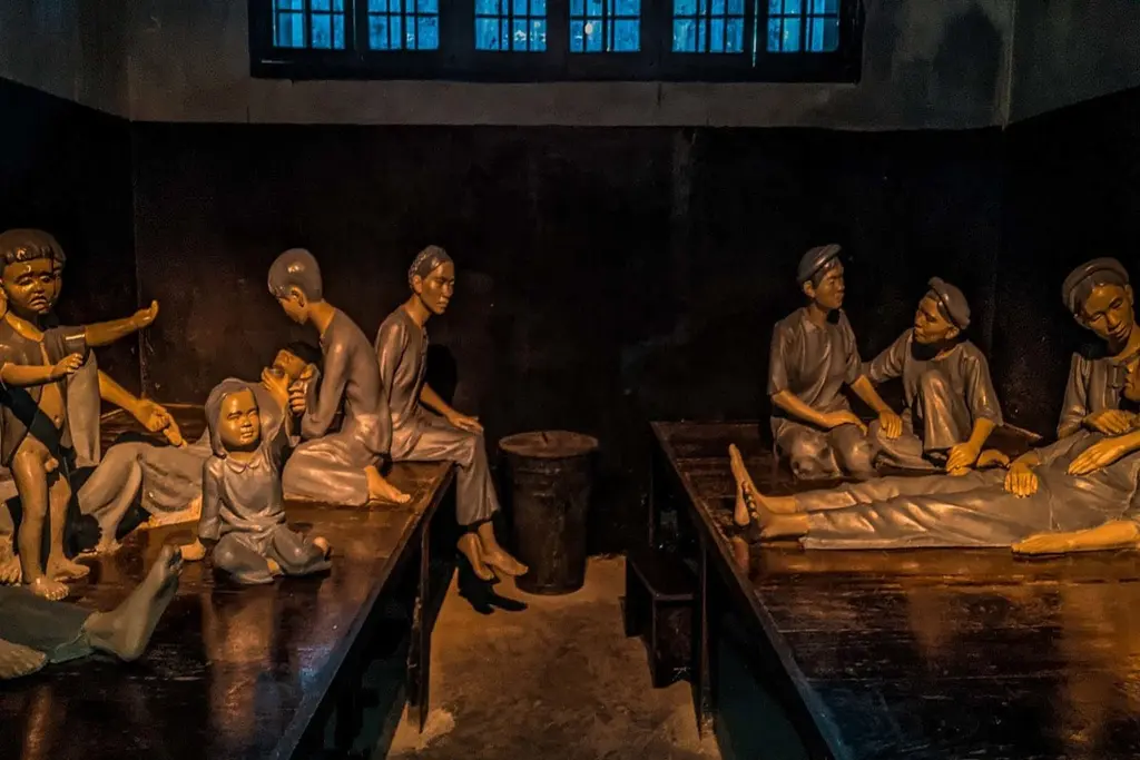 Khu vực phòng giam tại Nhà tù Hoả Lò