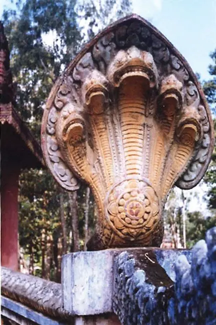 Hoa văn Angco (trên rắn Naga 5 đầu) tại Chùa Phướng
