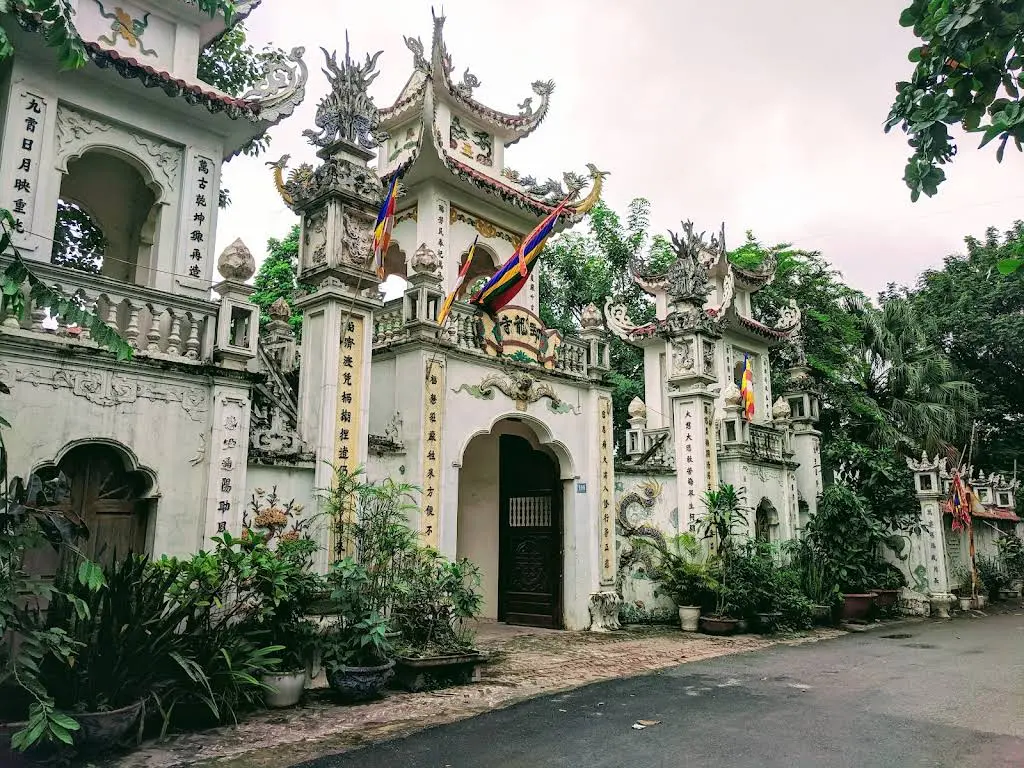 Công tam quan di tích Chùa Chèm