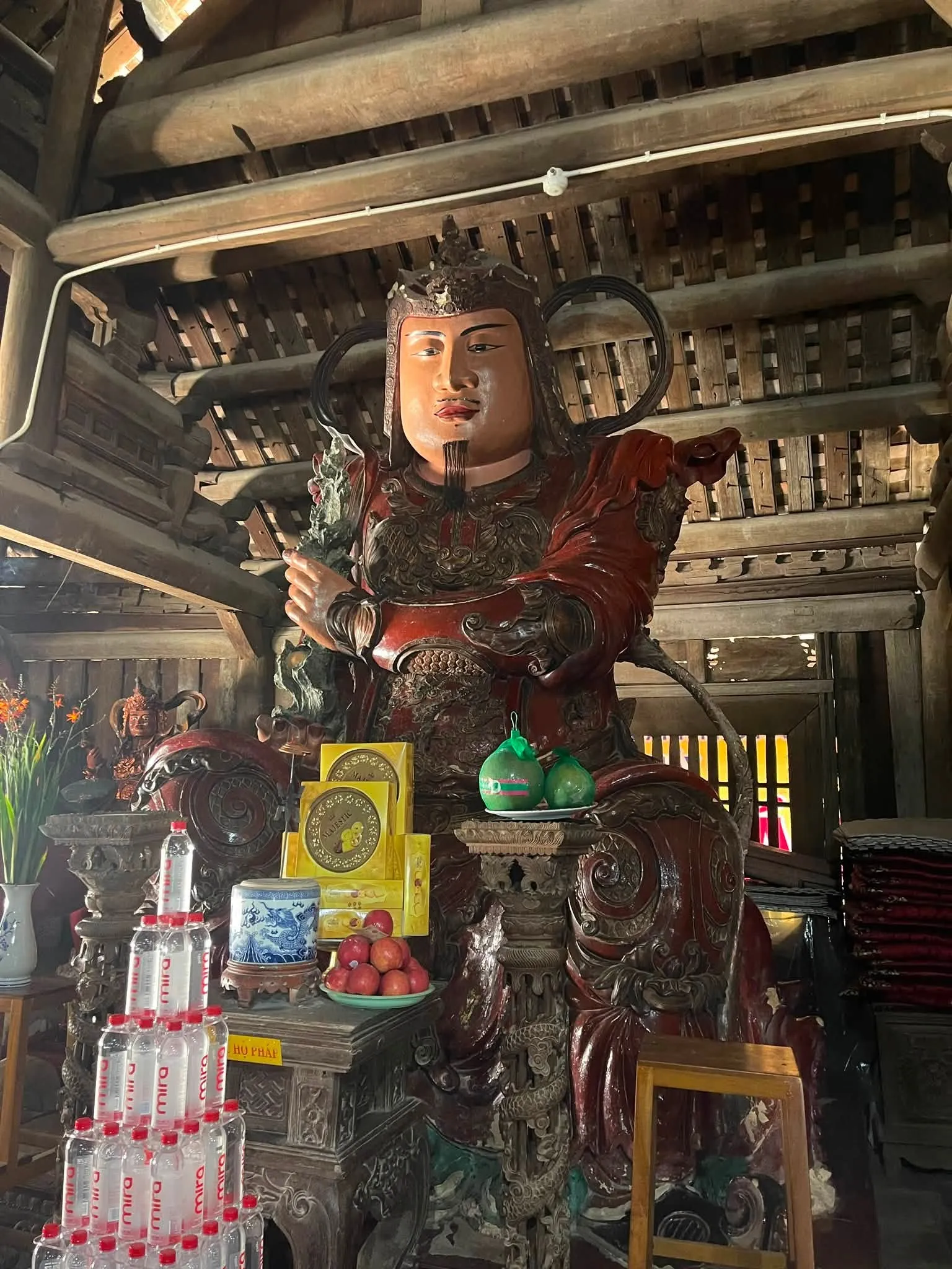 Hình ảnh tượng đức hộ pháp trong Chùa Thầy