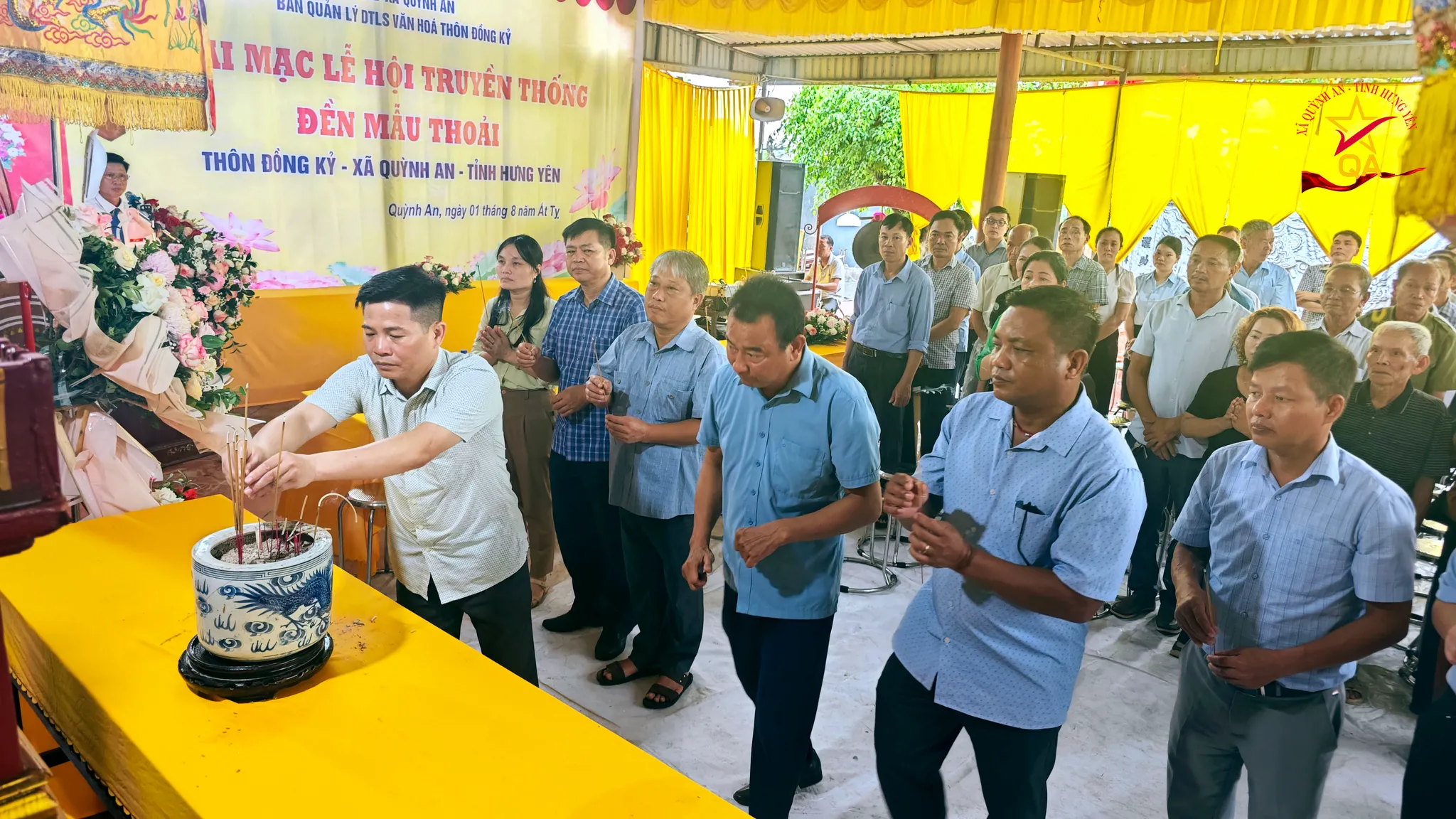 Các đồng chí lãnh đạo xã dâng hương tại đền Mẫu Thoải