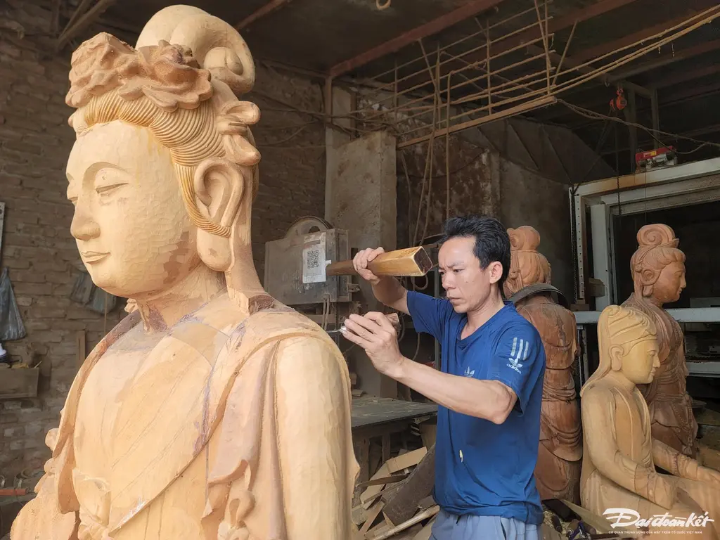 Nghệ nhân Nguyễn Trí Dũng đang tỉ mỉ tạo hình hoàn thiện tác phẩm
