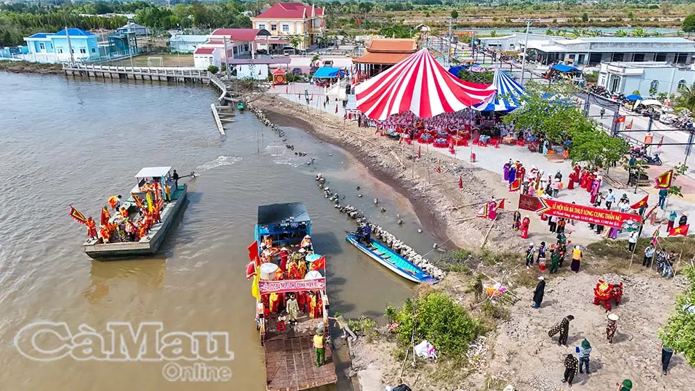 Quang cảnh rước bà trên sông tại Lễ vía Bà Thủy Long