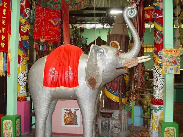 Tượng voi tại Chùa Đất Sét