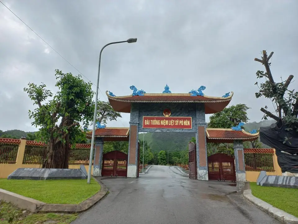 Cổng đài tưởng niệm Khu Di Tích Lịch Sử Pò Hèn