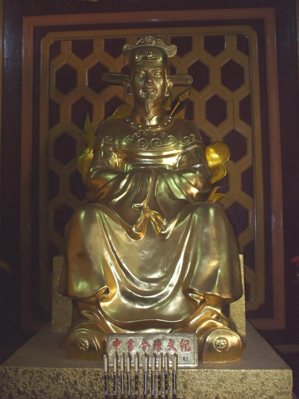 Tượng thờ Trung thư lệnh Trần Văn Kỷ trong Điện Tây Sơn