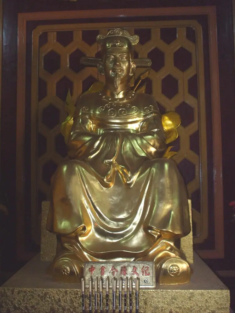 Tượng thờ Trung thư lệnh Trần Văn Kỷ trong Điện Tây Sơn
