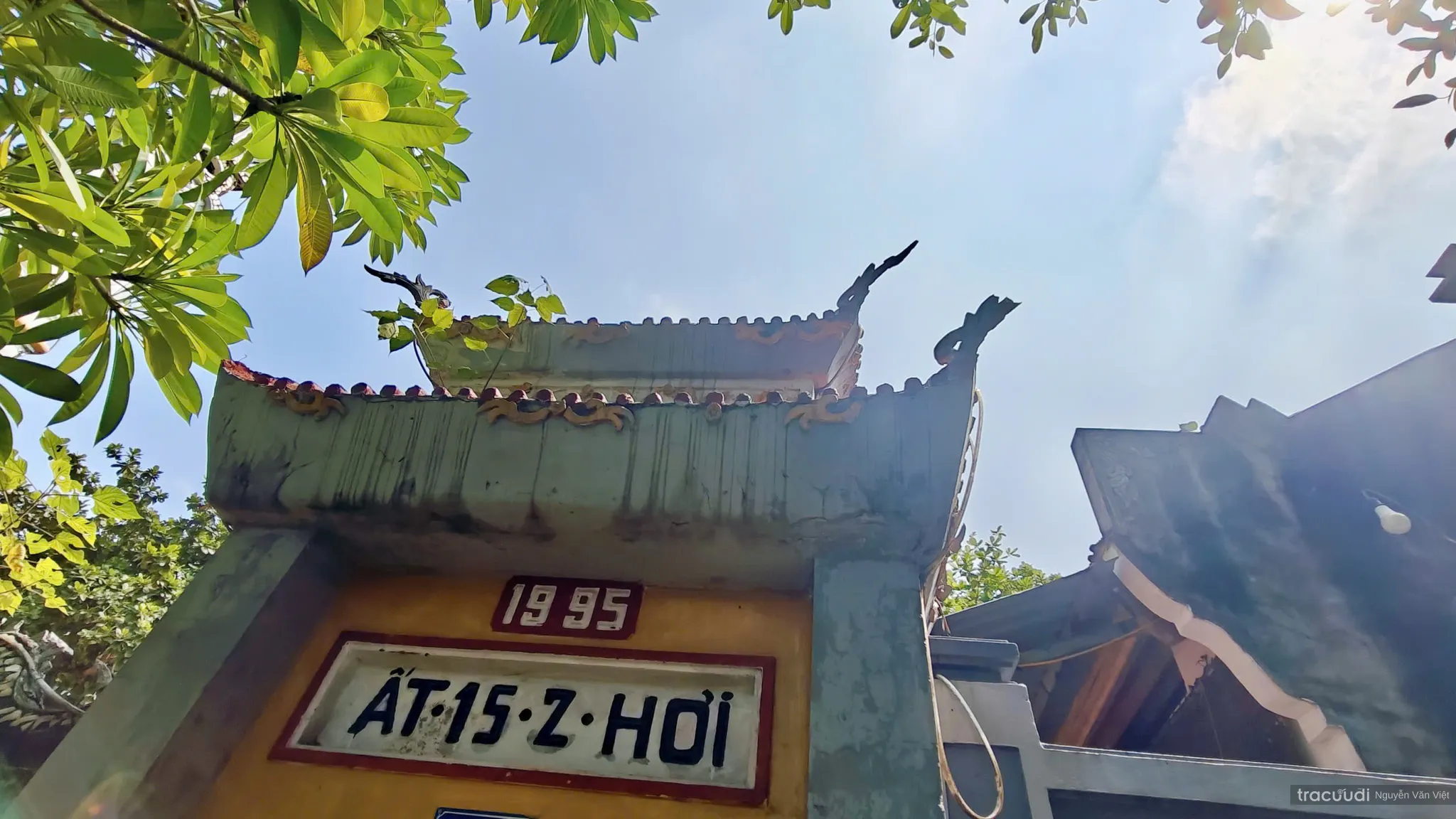Cổng hữu môn Đền Ngoài