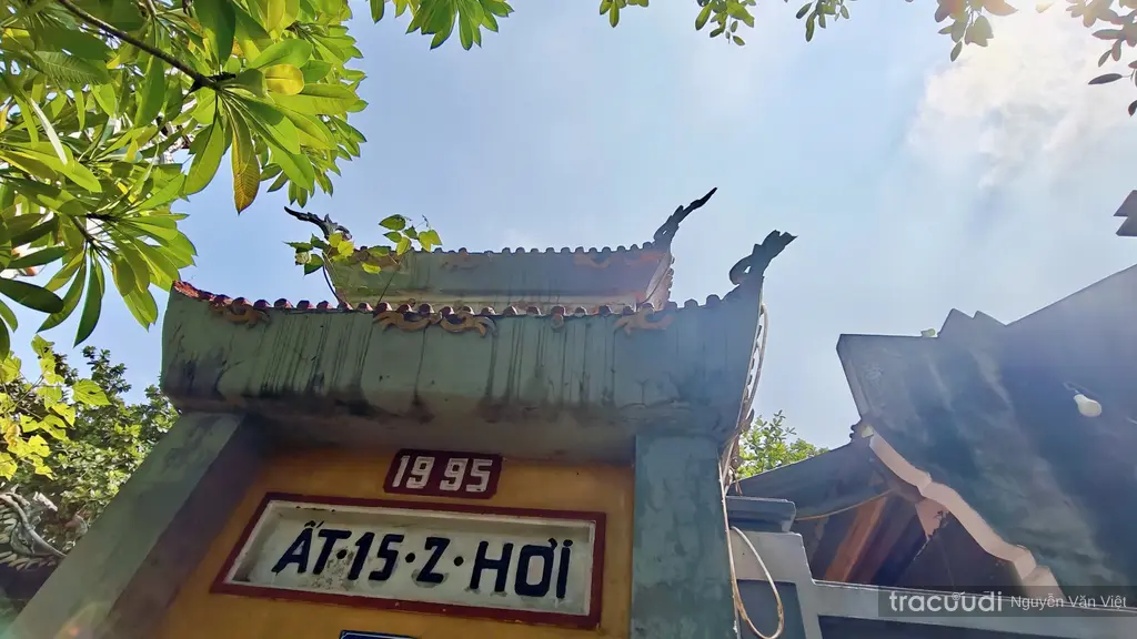 Cổng hữu môn Đền Ngoài