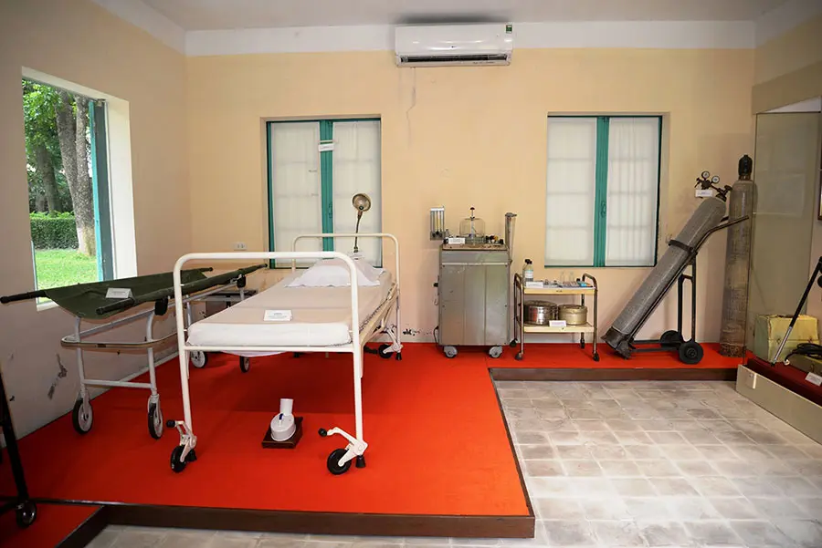 Phòng trưng bày thiết bị y tế phục vụ chữa bệnh cho Chủ tịch Hồ Chí Minh