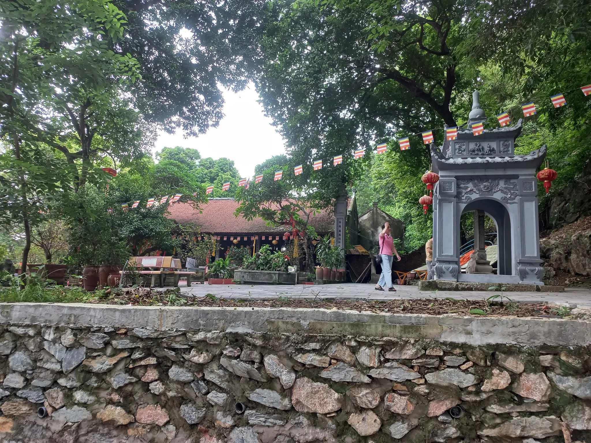 Chùa Trầm nhìn từ khuôn viên chùa
