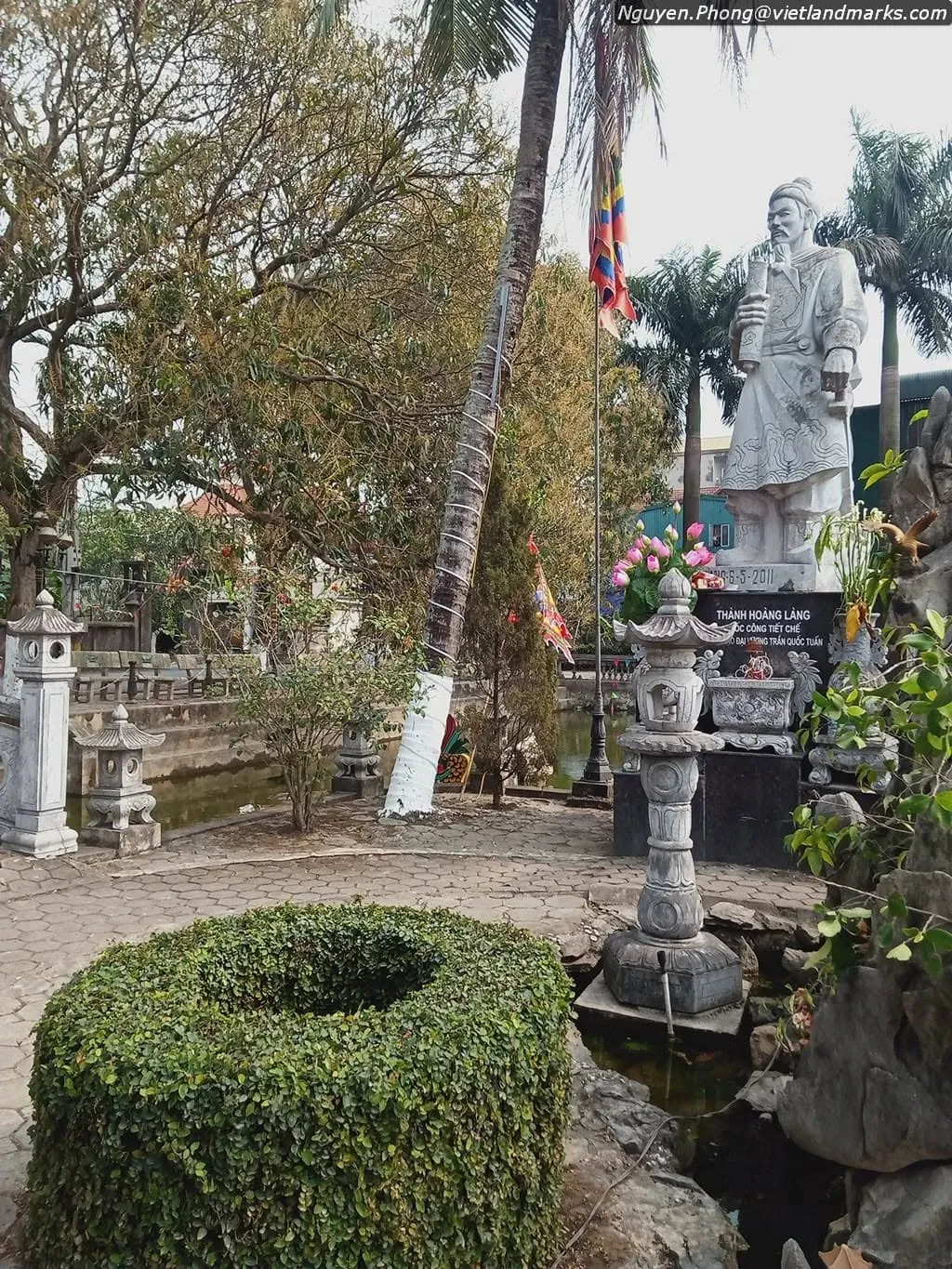 Tượng Thành Hoàng Làng trong khuôn viên Đình Khê Tang