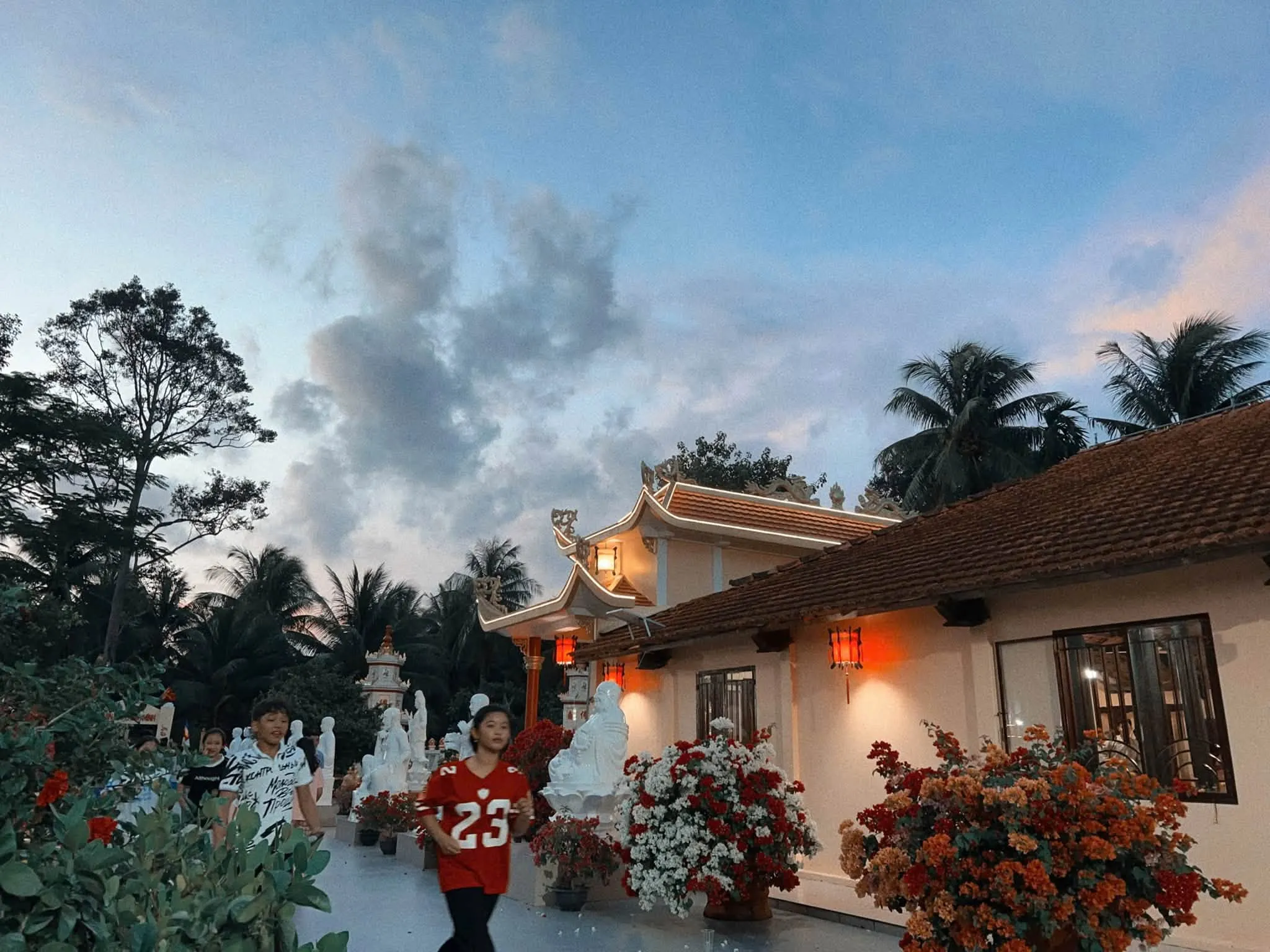 Quang cảnh tại Chùa Oai Linh