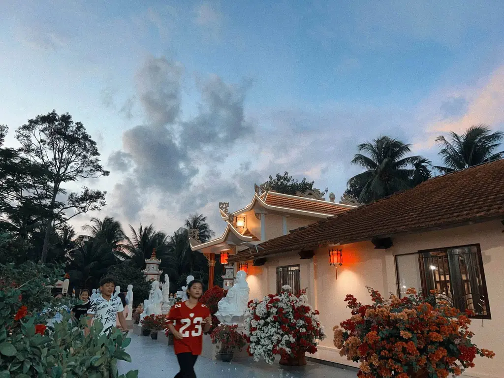 Quang cảnh tại Chùa Oai Linh