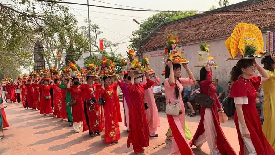 Người dân tham gia rước lễ vật tại Lễ hội Chùa Sàn