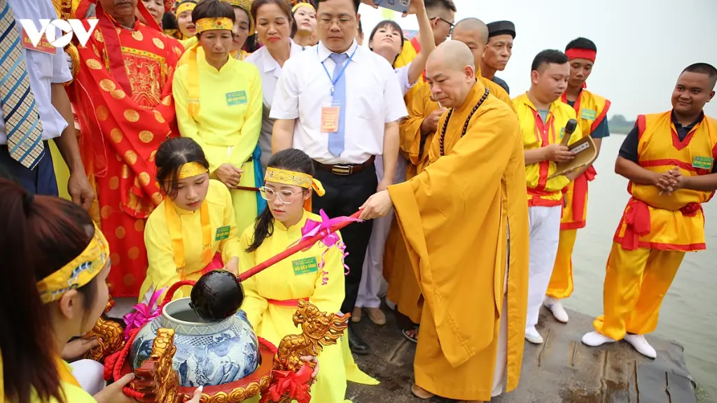 Nghi thức lấy nước tại Lễ hội Tổng Nam Phù