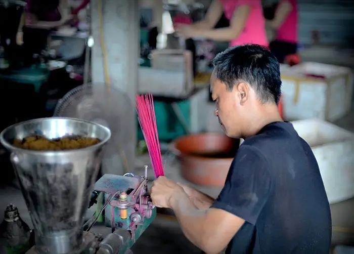 Thợ làng Cao Thôn đang làm tăm hương