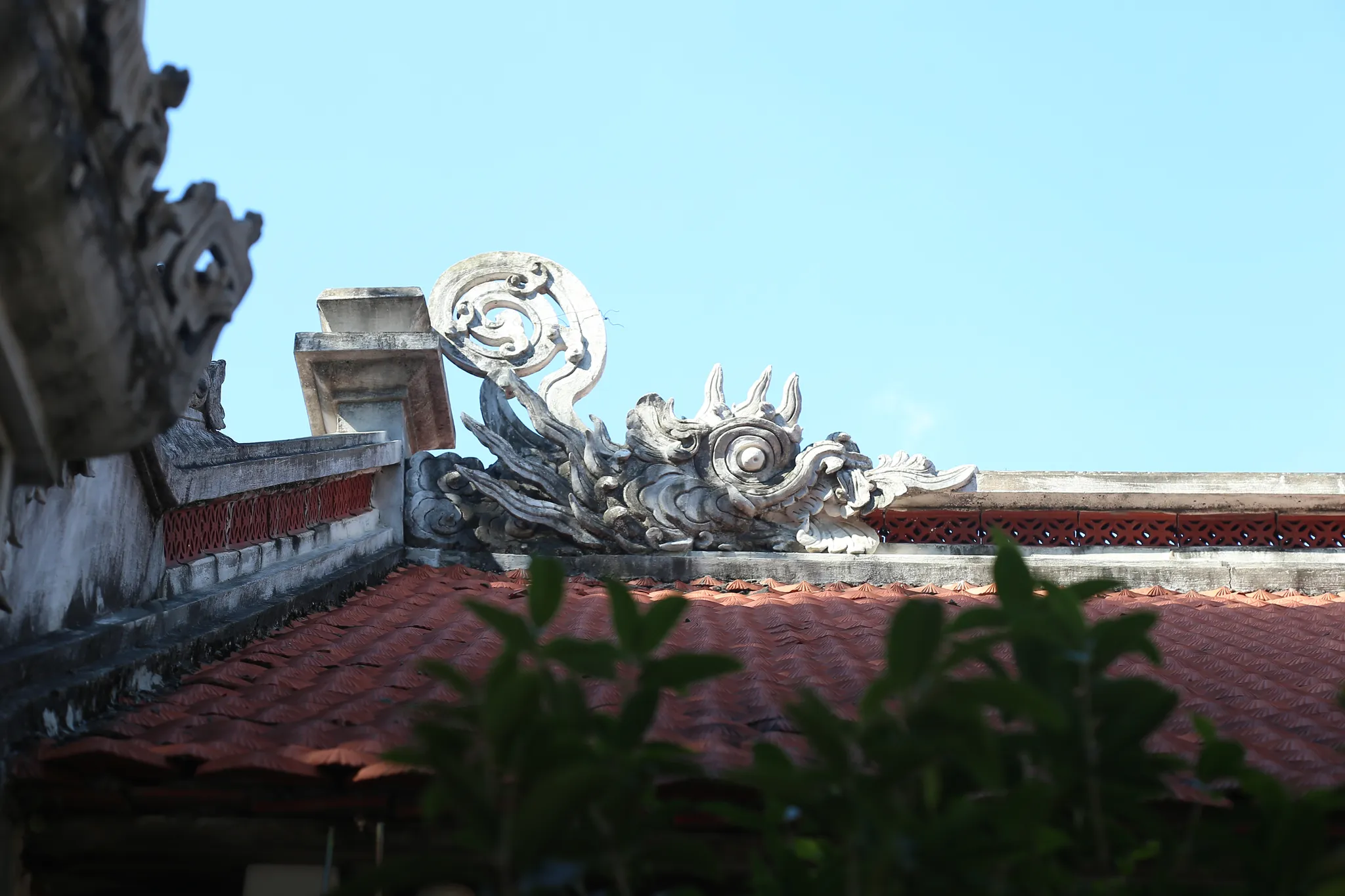 Tạo hình kìm nóc bên trái chùa Đại Bi