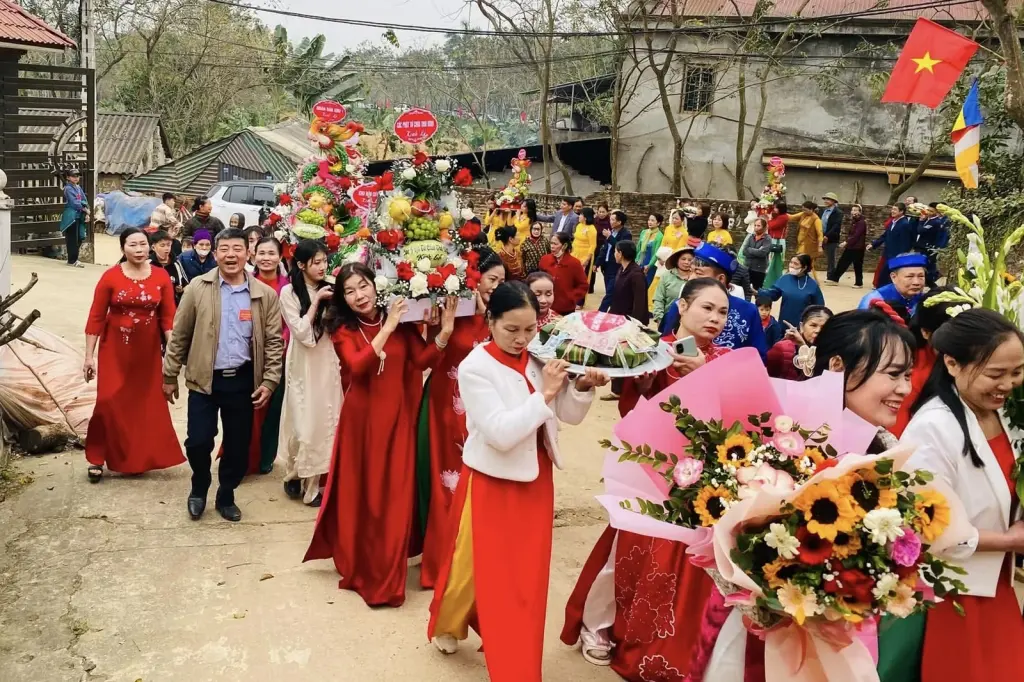 Nhân dân các khu dân cư rước lễ lên đền tại Lễ hội đền Nhà Bà