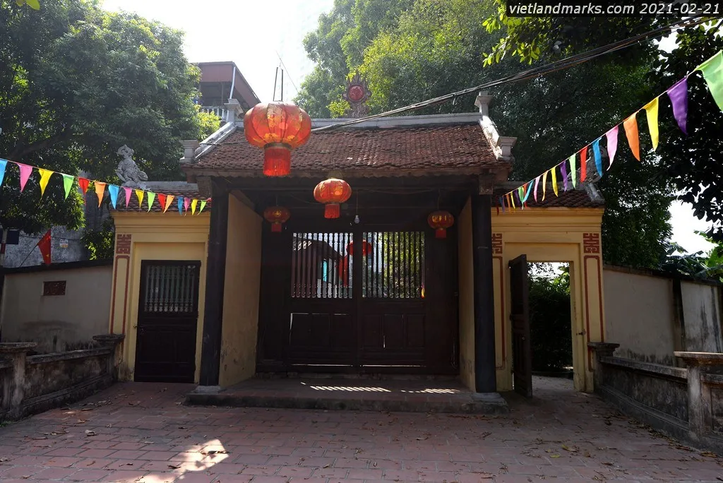 Bên trong tam quan Đình Linh Đàm