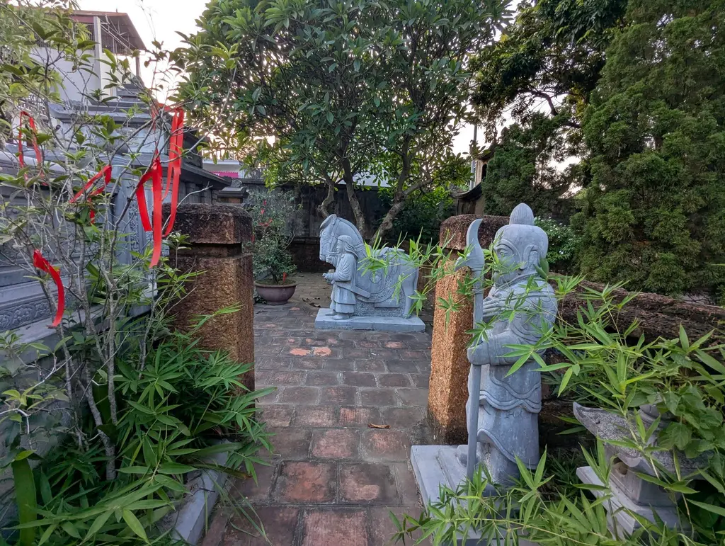 Tượng đá ở lăng Tô Vương trong đền Văn Hiến.