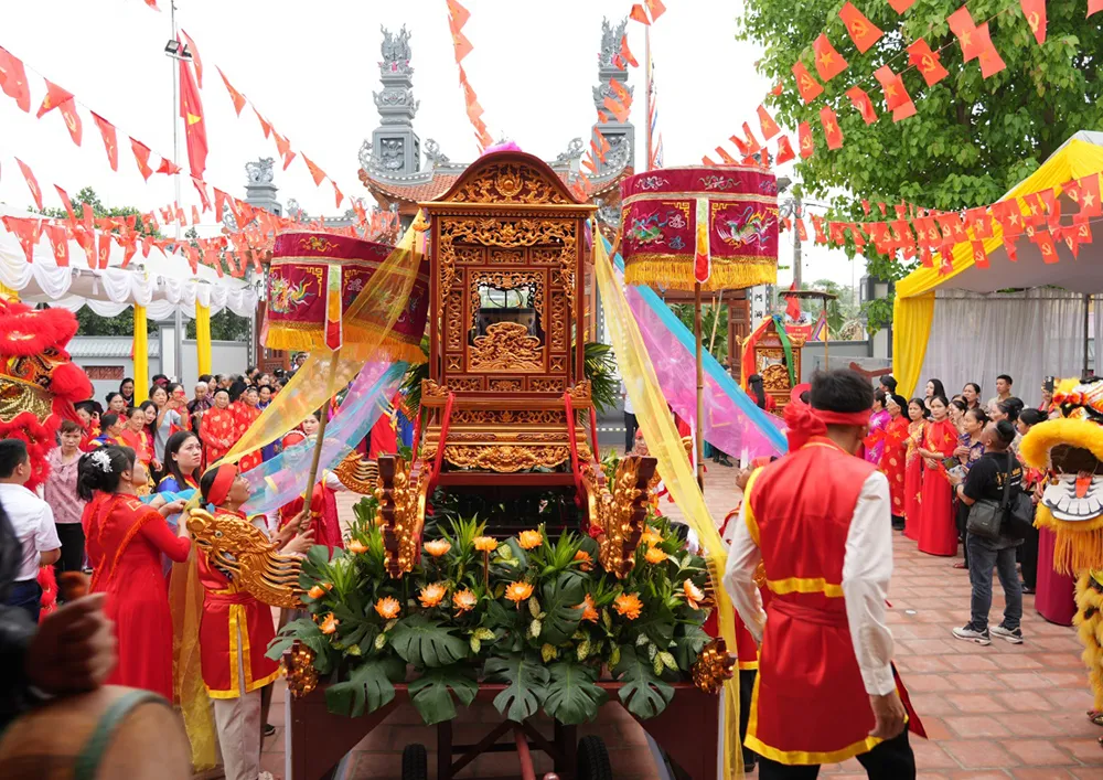Nghi lễ rước tại Hội làng Vân Môn