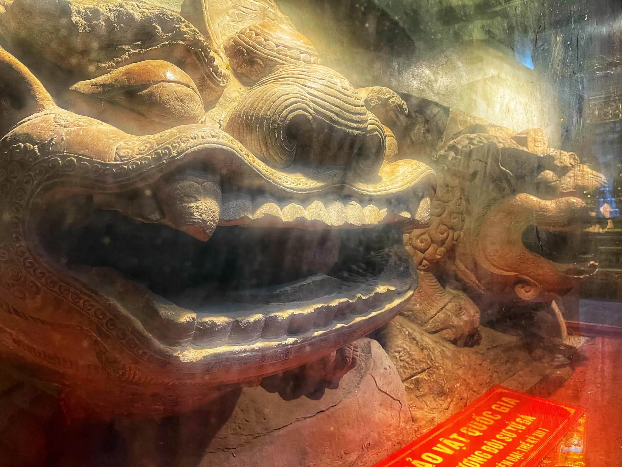 Tượng đôi sư tử đá thời Lý (Bảo vật quốc gia)