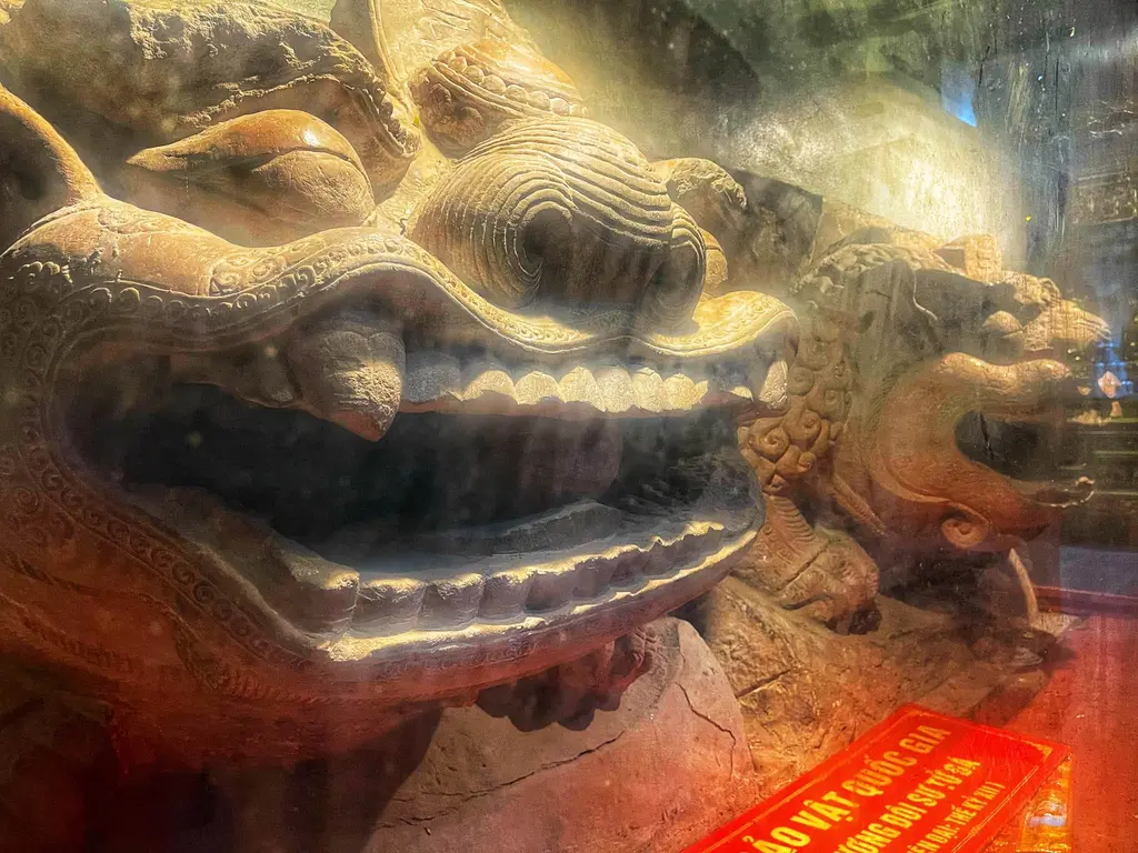 Tượng đôi sư tử đá thời Lý (Bảo vật quốc gia)