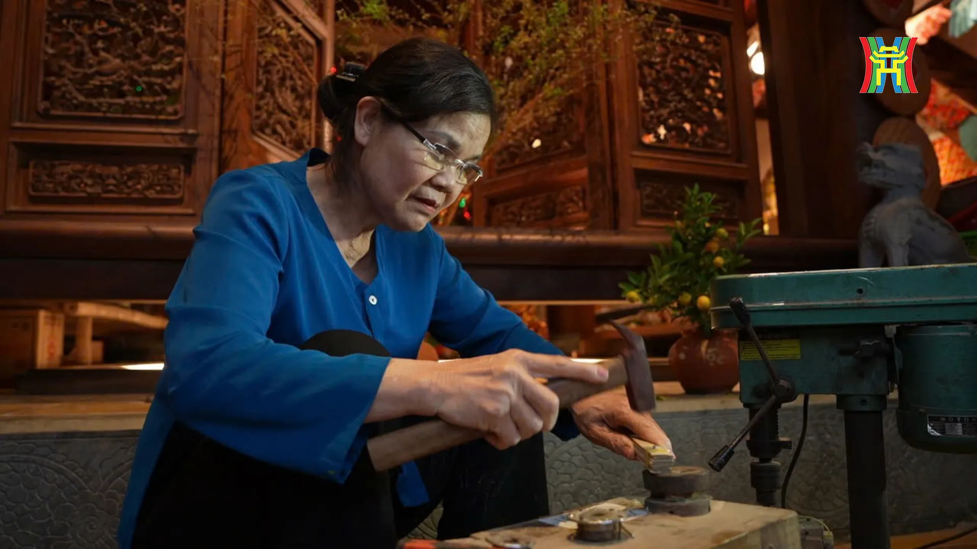 Nghệ nhân Nguyễn Thị Tuấn tỉ mỉ trong các công đoạn làm quạt