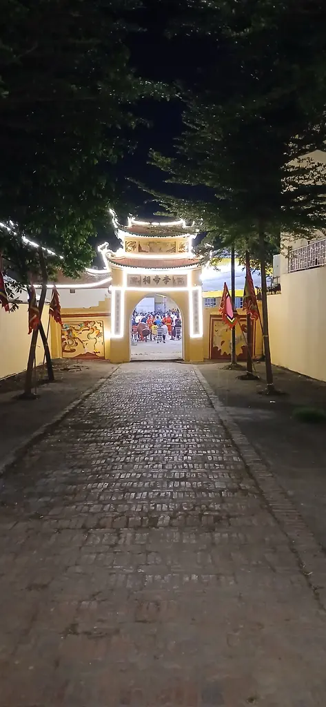 Cổng đình làng Lương Xá phần phía trong vào buổi tối dịp lễ hội làng