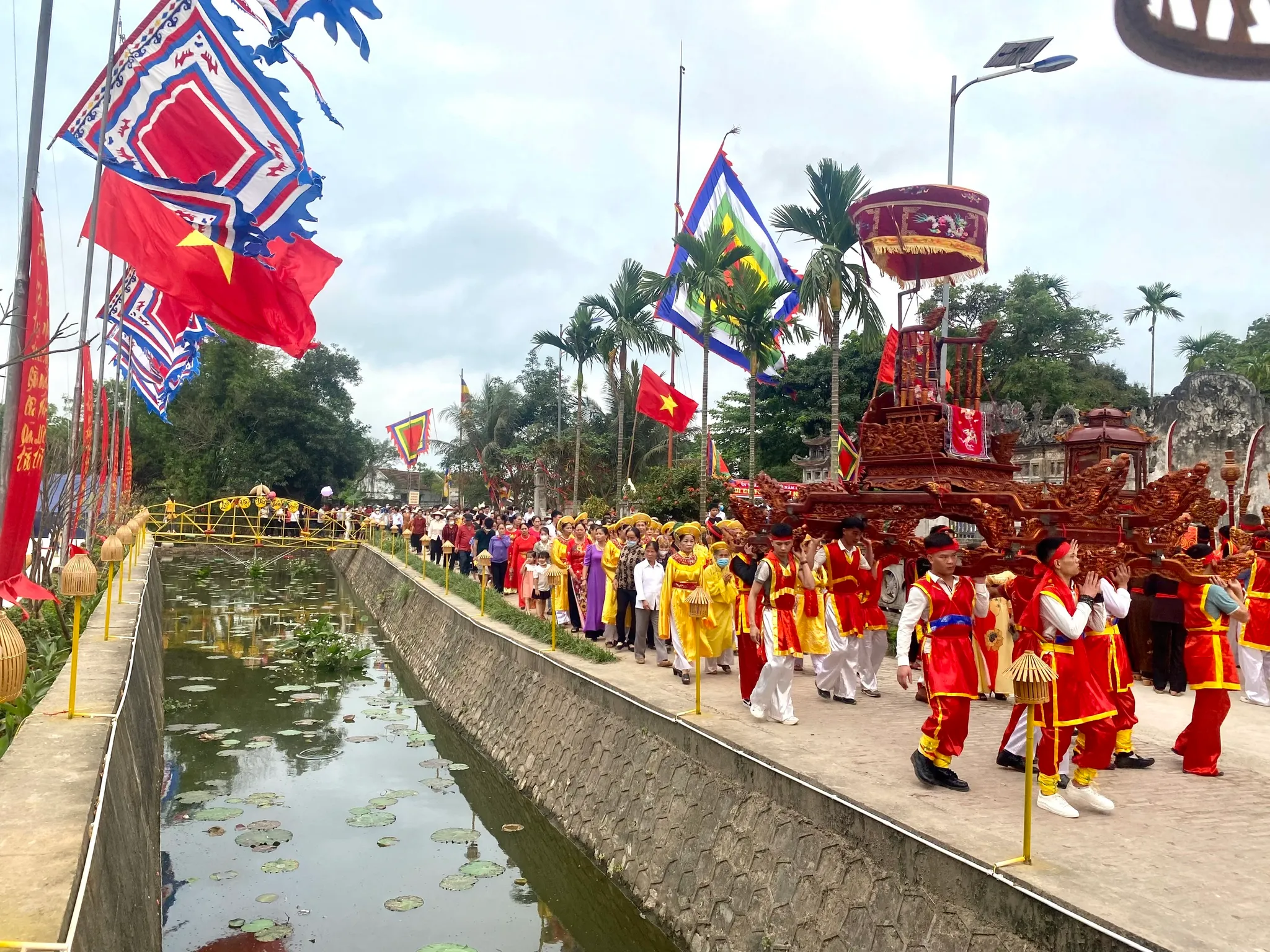 Lễ rước kiệu tại Lễ hội Đền Thánh Nguyễn