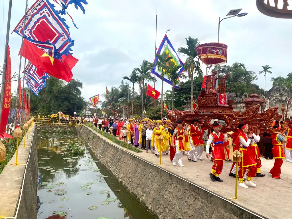 Lễ rước kiệu tại Lễ hội Đền Thánh Nguyễn
