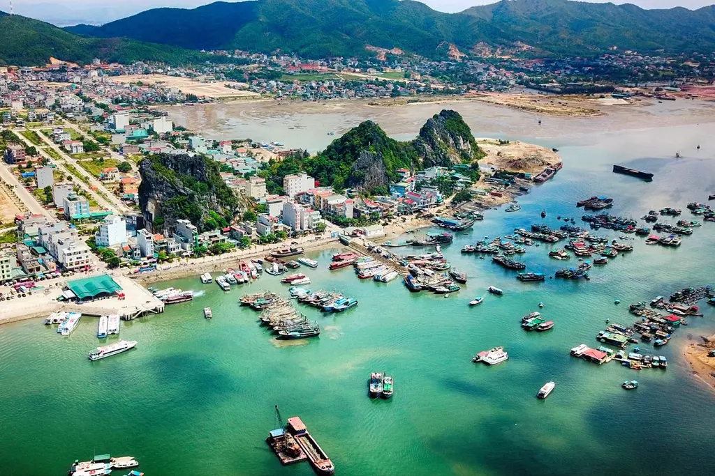 Di tích thương cảng Vân Đồn chụp từ trên cao