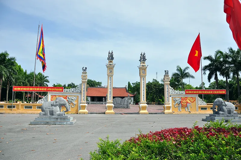 Cổng Đền Trần Hưng Đạo - Miếu Vua Bà