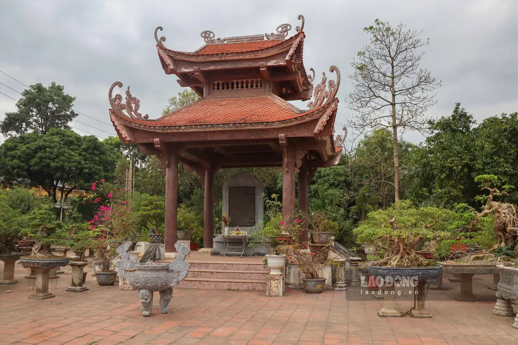 Bia đá ghi hoạt động của Nhà Tù Hòa Bình