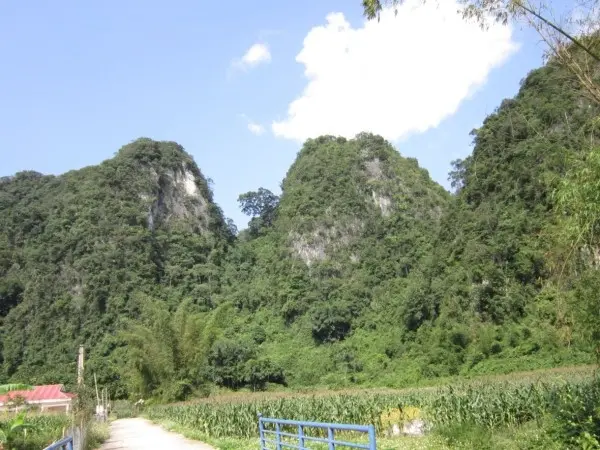 Cảnh quan bên ngoài Hang Kéo Quảng