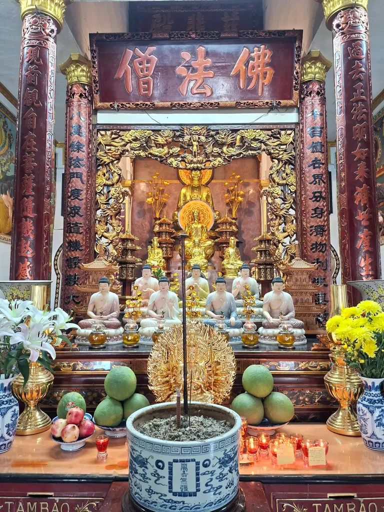 Ban thờ Chùa Đức Hòa