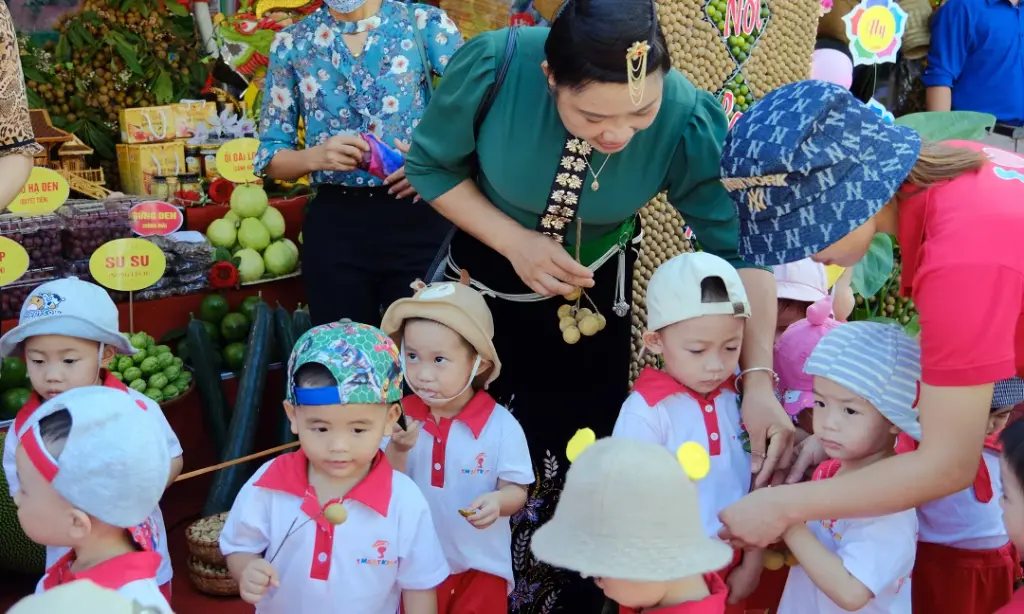 Các em nhi đồng tham dự Lễ hội Ngày hội nhãn huyện Sông Mã