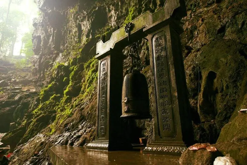 Cảnh quan di tích Chùa Trong (Động Hương Tích)