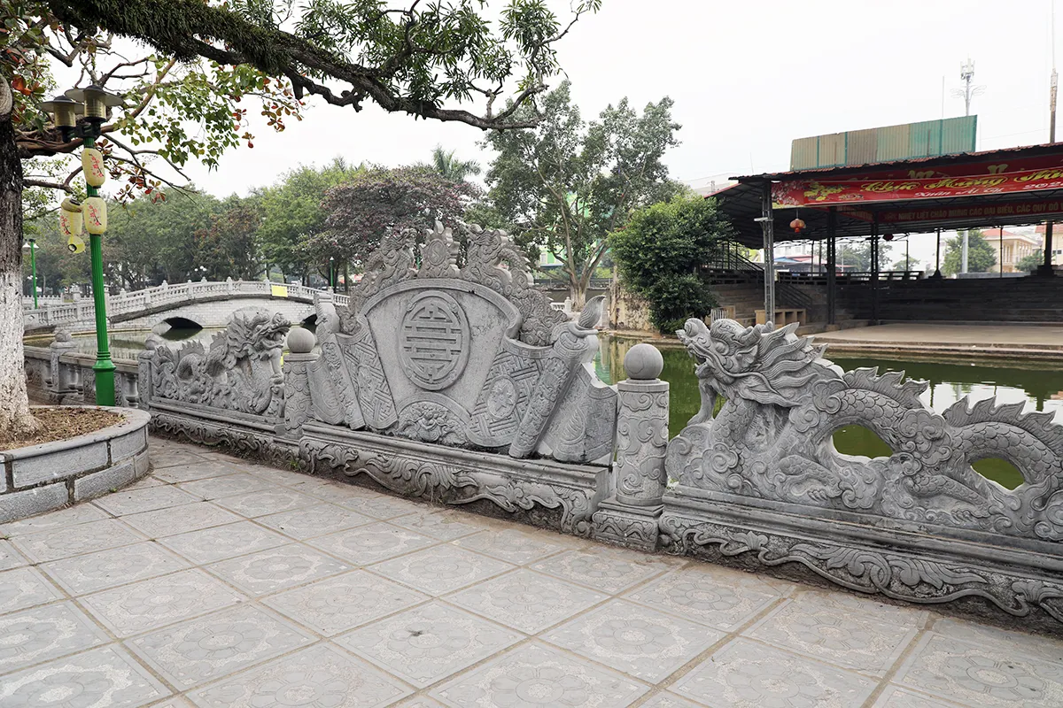 Bình phong bằng đá tại Đình Đồng Kỵ