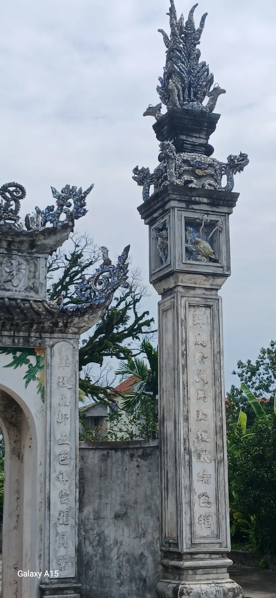 Trụ biểu bên trái cổng chùa làng Phương Bản