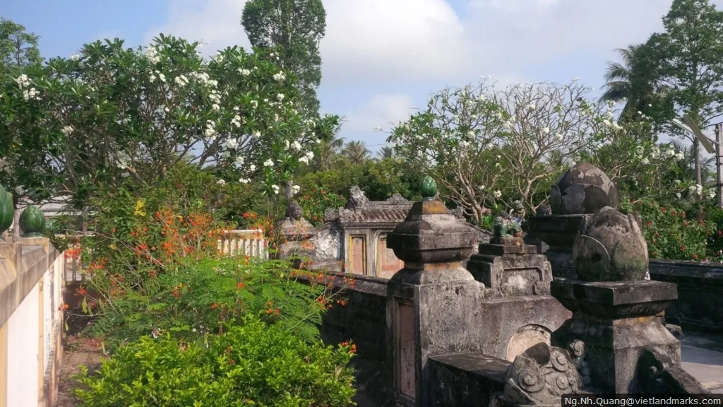 Quang cảnh xung quanh Lăng Tiền quân Thống chế Điều bát
